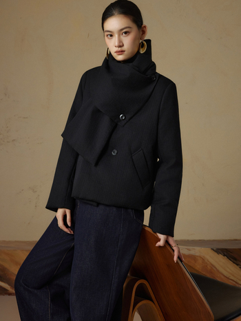 Kratka jakna s perjem bijele patke (86–90%), pamuk-lanena smjesa, stojeći ovratnik, zatvarač, debela izolacija, dugi rukavi