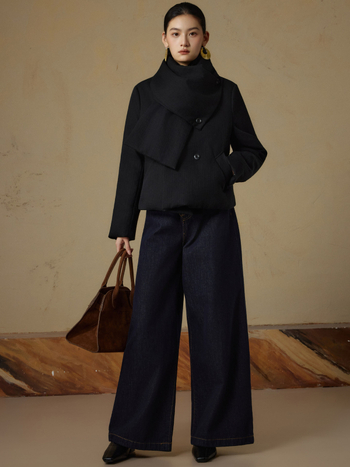 Kratka jakna s perjem bijele patke (86–90%), pamuk-lanena smjesa, stojeći ovratnik, zatvarač, debela izolacija, dugi rukavi