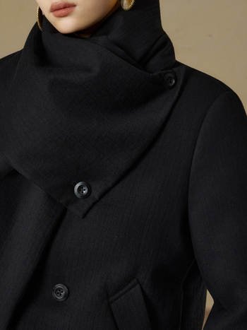 Kratka jakna s perjem bijele patke (86–90%), pamuk-lanena smjesa, stojeći ovratnik, zatvarač, debela izolacija, dugi rukavi