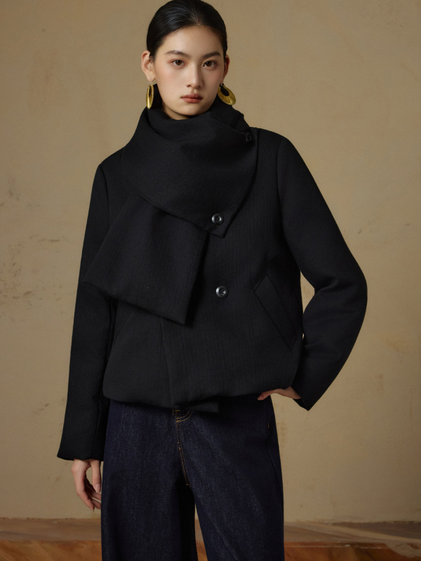 Kratka jakna s perjem bijele patke (86–90%), pamuk-lanena smjesa, stojeći ovratnik, zatvarač, debela izolacija, dugi rukavi