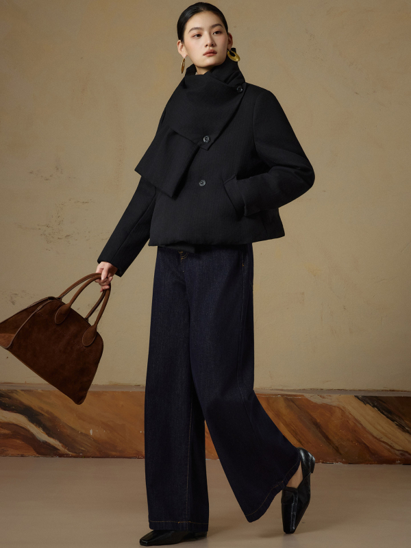 Kratka jakna s perjem bijele patke (86–90%), pamuk-lanena smjesa, stojeći ovratnik, zatvarač, debela izolacija, dugi rukavi