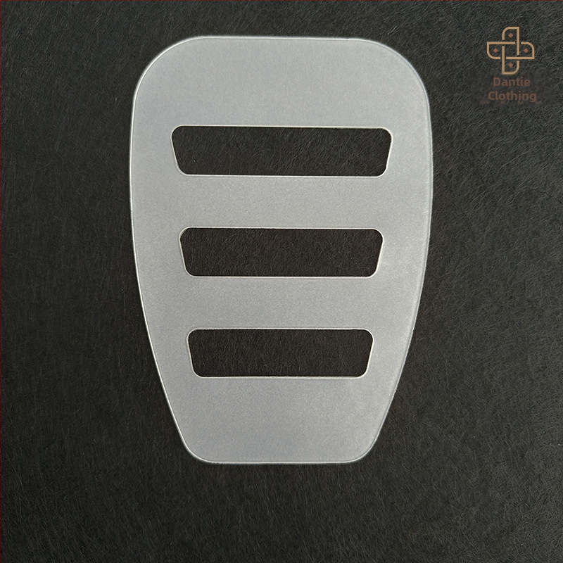 Kabatas lakatiņa turētājs uz jakas, balts caurspīdīgs, vienkrāsains dizains, polipropilēna materiāls, termoplastiska konstrukcija, plastiska iekšējā apdare