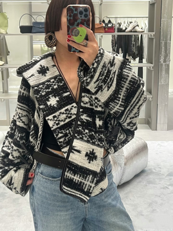 Jakna s geometrijskim uzorkom, ovratnik šal, labav kroj, vuneno-poliester smjesa, jednostruko kopčanje, jesen 2025