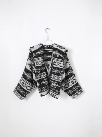 Jakna s geometrijskim uzorkom, ovratnik šal, labav kroj, vuneno-poliester smjesa, jednostruko kopčanje, jesen 2025