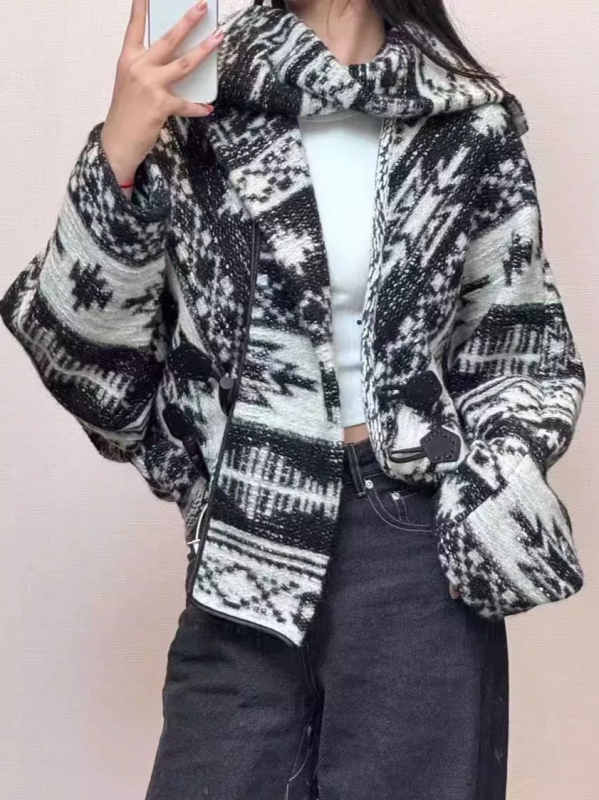 Jakna s geometrijskim uzorkom, ovratnik šal, labav kroj, vuneno-poliester smjesa, jednostruko kopčanje, jesen 2025