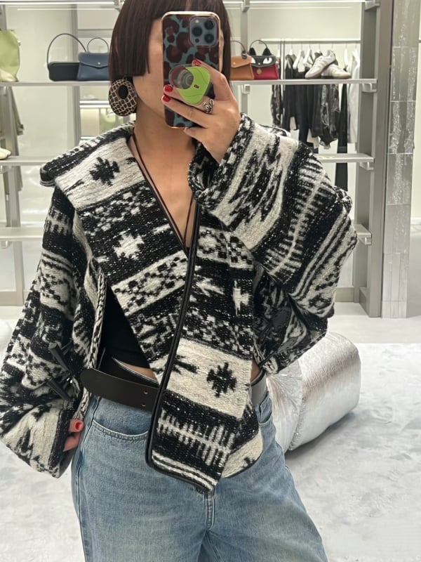 Jakna s geometrijskim uzorkom, ovratnik šal, labav kroj, vuneno-poliester smjesa, jednostruko kopčanje, jesen 2025