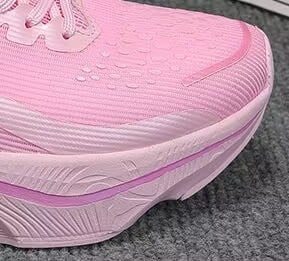 Спортно-ежедневни обувки с дишаща мрежеста горна част; подметка: гума + EVA + TPU; затваряне: връзки; унисекс; нисък връх