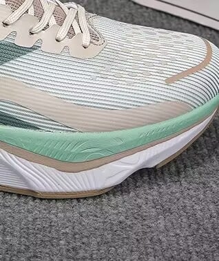 Спортно-ежедневни обувки с дишаща мрежеста горна част; подметка: гума + EVA + TPU; затваряне: връзки; унисекс; нисък връх