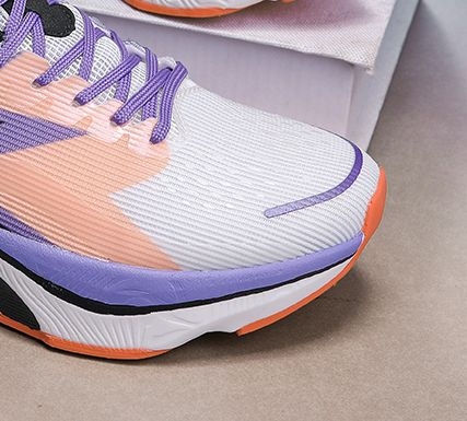 Спортно-ежедневни обувки с дишаща мрежеста горна част; подметка: гума + EVA + TPU; затваряне: връзки; унисекс; нисък връх