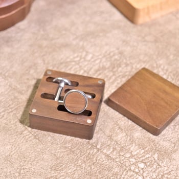 Drvene muške kopče za manžete – retro stil, geometrijski oblik, lakirani završetak