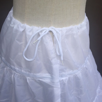 Detské formálne šaty s vnútorným výstužným spodkom a kovovým krúžkom, jednovrstvové vlákno