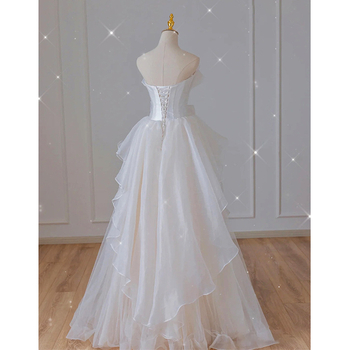 Rochie de mireasă cu siluetă prințesă, fără mâneci, talie medie, lungă până la podea