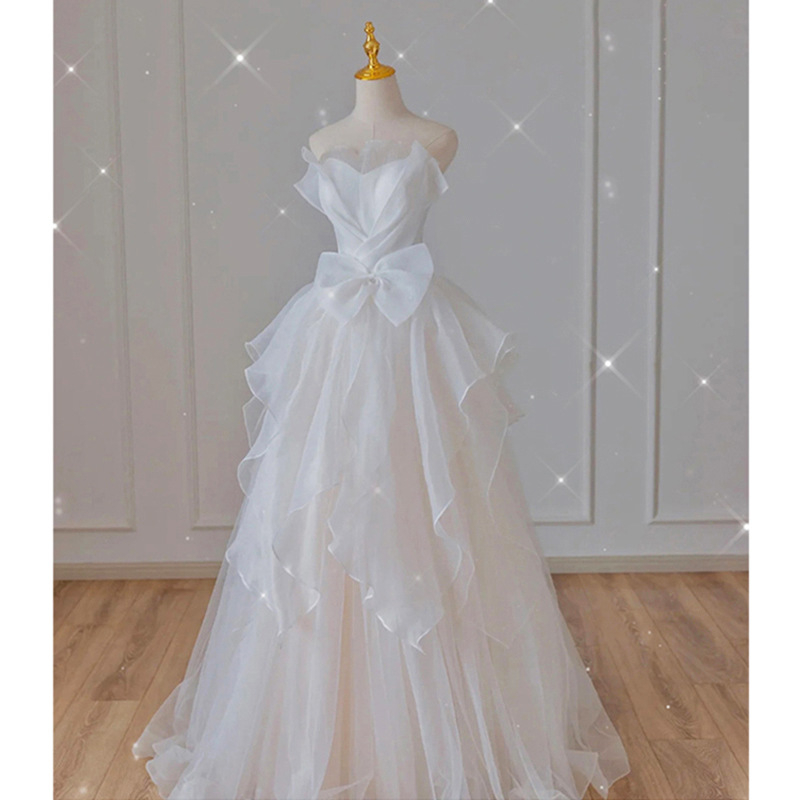 Rochie de mireasă cu siluetă prințesă, fără mâneci, talie medie, lungă până la podea