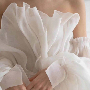 Bijela satenska vjenčana haljina s dugim rukavima, elegantan francuski stil za fotografiranje na putovanjima