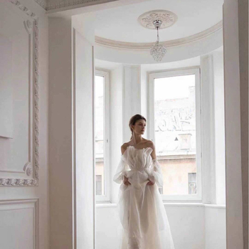 Bijela satenska vjenčana haljina s dugim rukavima, elegantan francuski stil za fotografiranje na putovanjima