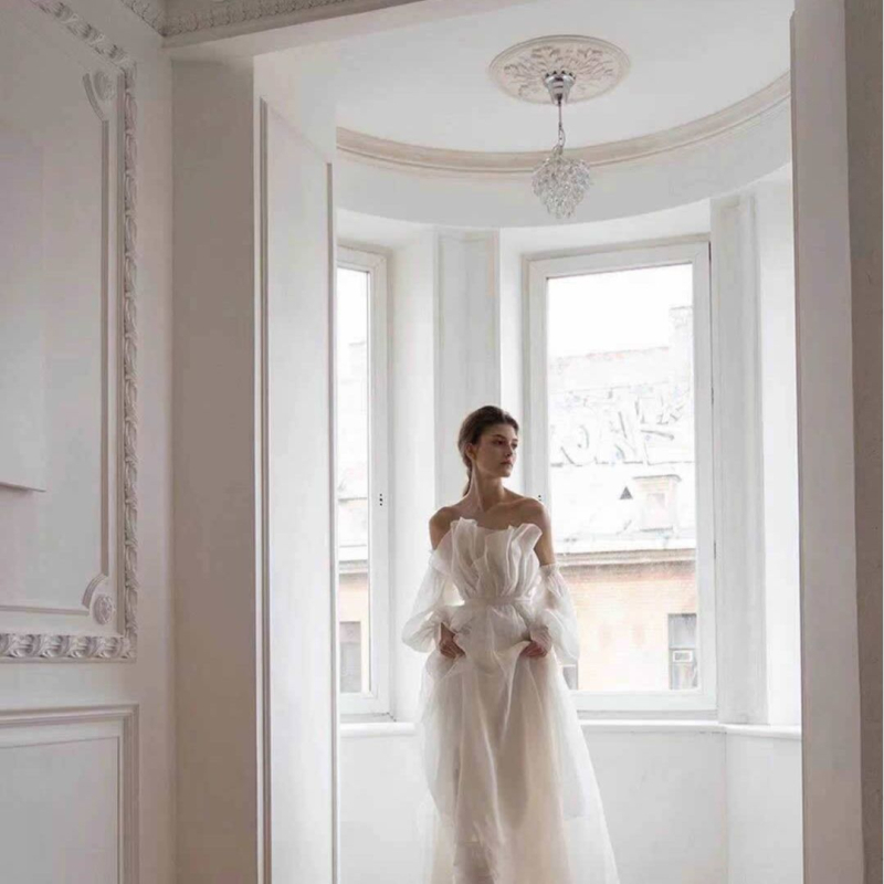 Bijela satenska vjenčana haljina s dugim rukavima, elegantan francuski stil za fotografiranje na putovanjima