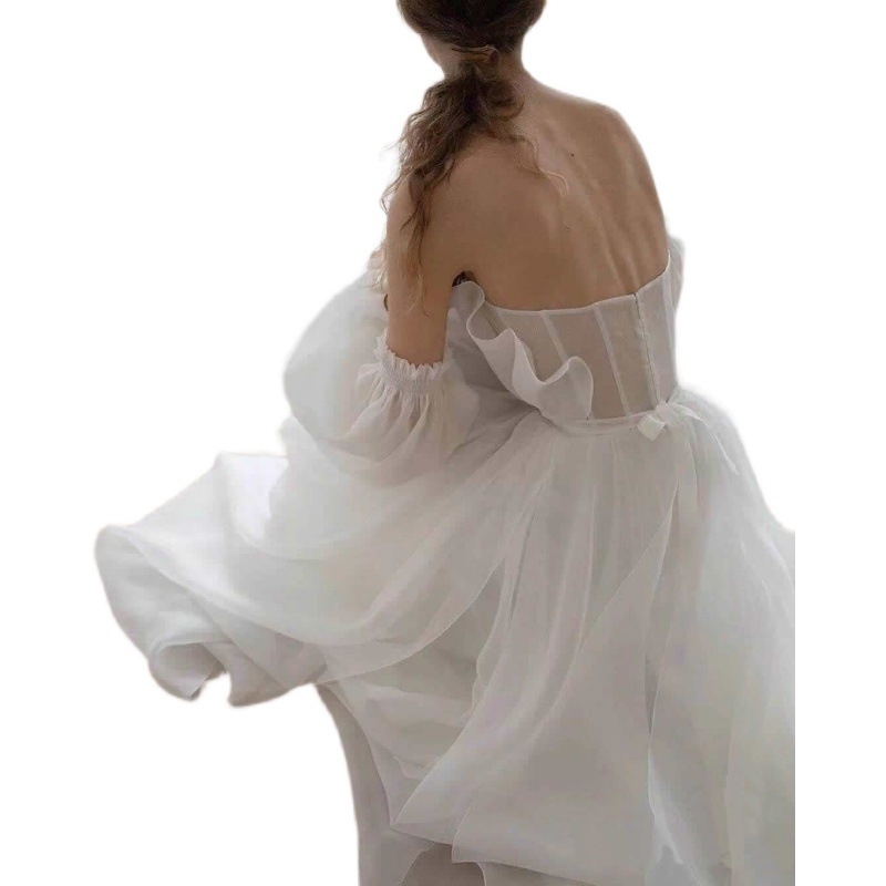 Bijela satenska vjenčana haljina s dugim rukavima, elegantan francuski stil za fotografiranje na putovanjima