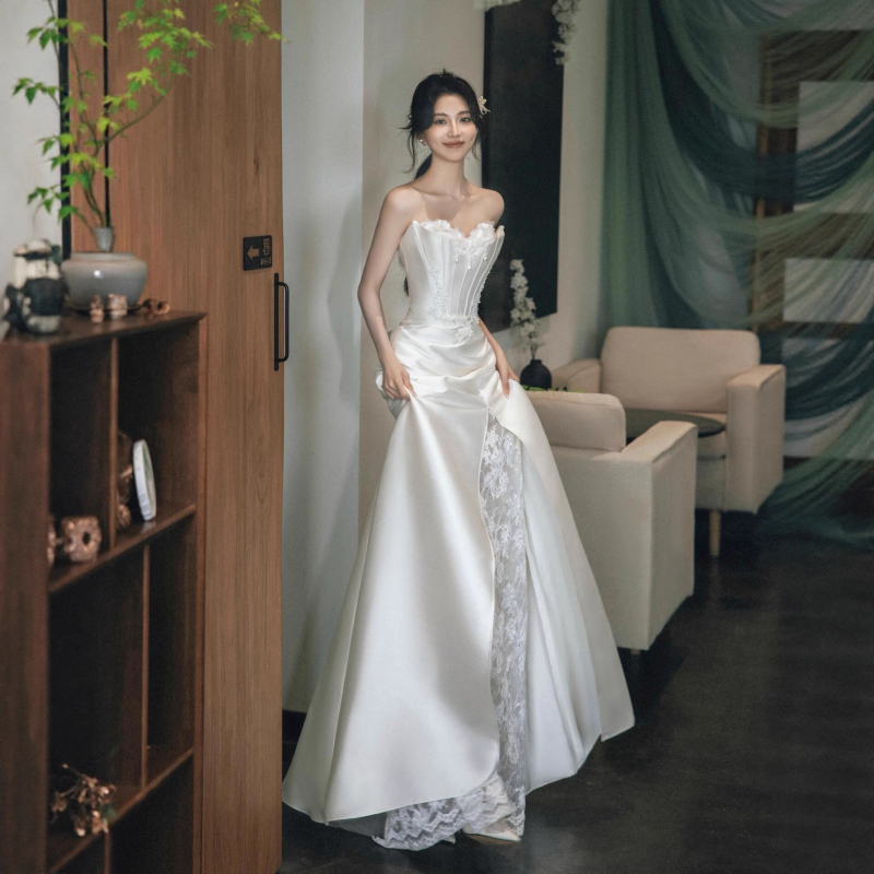 Vjenčana haljina s jednim ramenom, lagana, visokim strukom, duga suknja, rukavi princeze, poliesterska mješavina