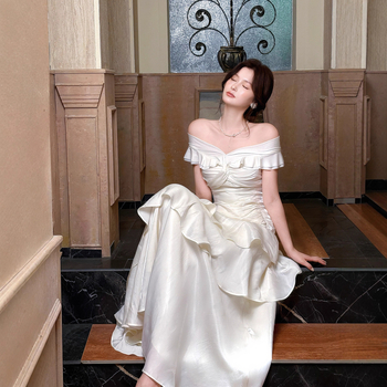 Večernja haljina s jednoramenskim izrezom na ramenu, visokim strukom, duga suknja, jesen 2025