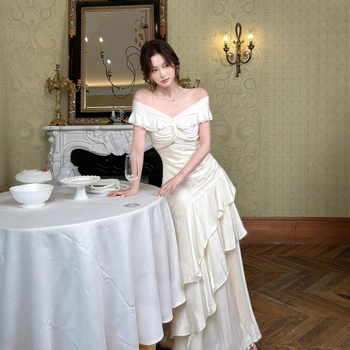 Večernja haljina s jednoramenskim izrezom na ramenu, visokim strukom, duga suknja, jesen 2025