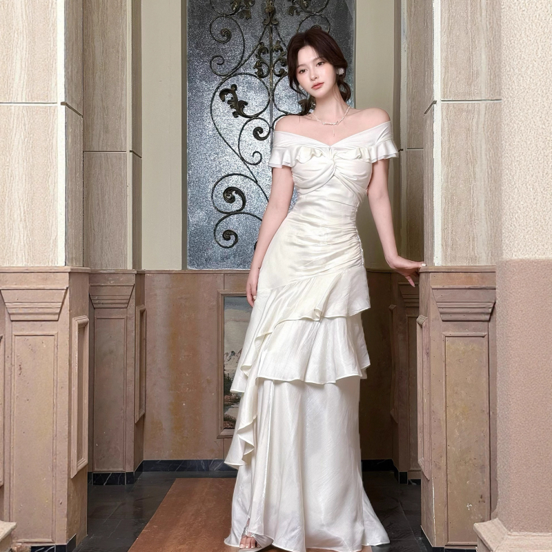 Večernja haljina s jednoramenskim izrezom na ramenu, visokim strukom, duga suknja, jesen 2025