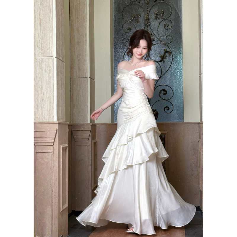 Večernja haljina s jednoramenskim izrezom na ramenu, visokim strukom, duga suknja, jesen 2025