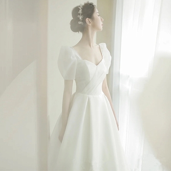 Vjenčana haljina s balonastim rukavima, četvrtasti izrez, visok struk, duga haljina, poliester 70–80%.