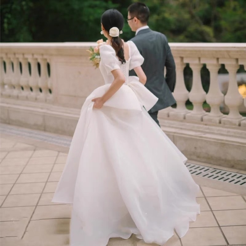 Vjenčana haljina s balonastim rukavima, četvrtasti izrez, visok struk, duga haljina, poliester 70–80%.