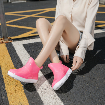 Ženske čizme za kišu, PVC gornji dio, srednje visoke, protuklizne i vodoodporne, niska peta 1–3 cm, jednobojni uzorak