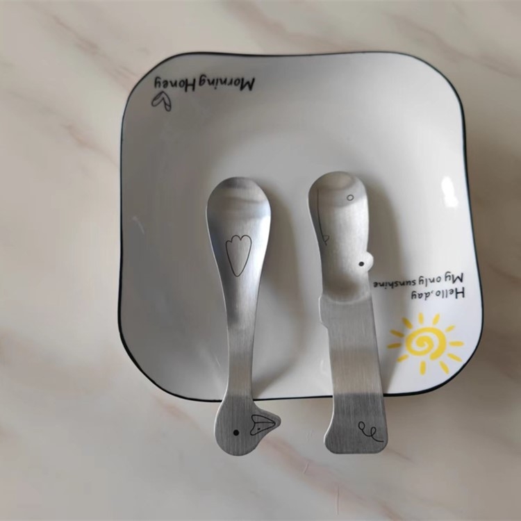 Dječja žlica od nehrđajućeg čelika s karikaturnim dizajnom životinja (kit, hipopotam, patka, žirafa) s otisnutim logom