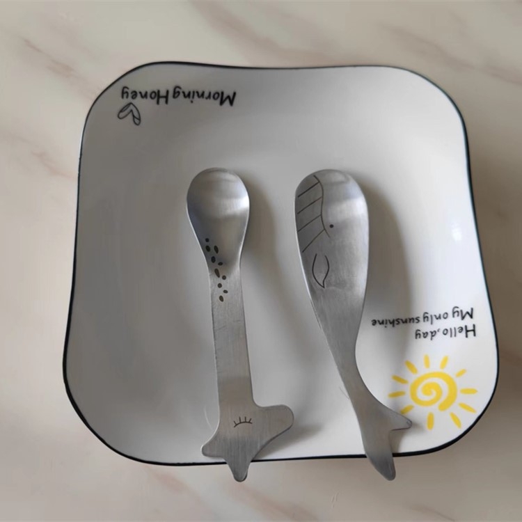 Dječja žlica od nehrđajućeg čelika s karikaturnim dizajnom životinja (kit, hipopotam, patka, žirafa) s otisnutim logom