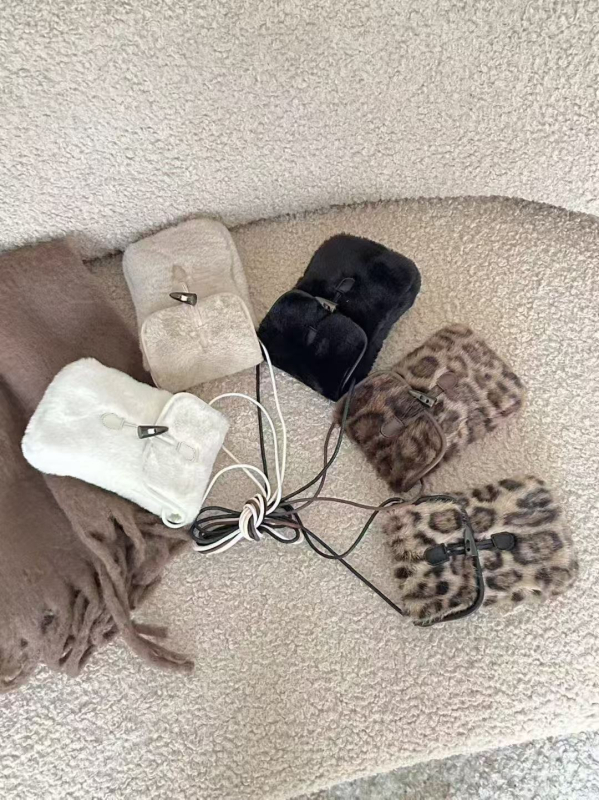 Plushová štvorcová taška s viečkom, zvislého tvaru, zapínanie háčikom, Oxford podšívka, jednoriamenný popruh, na denné nosenie