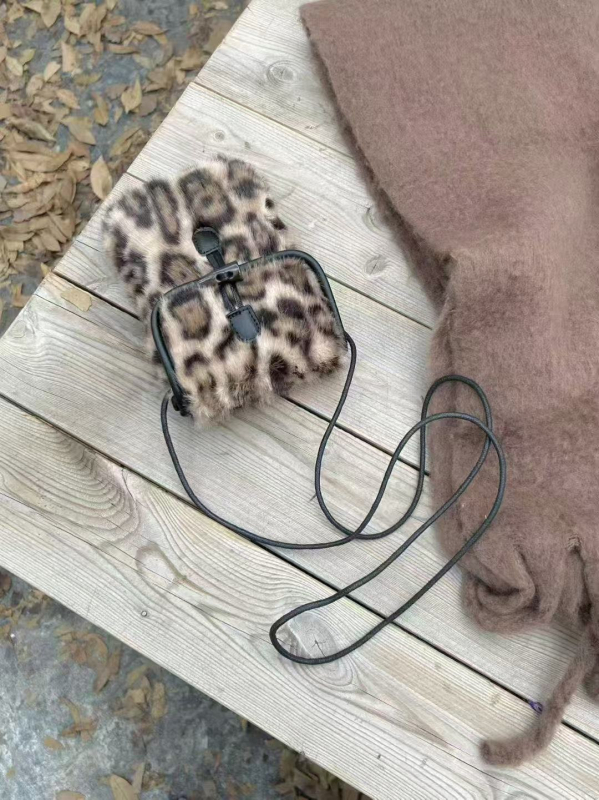 Plushová štvorcová taška s viečkom, zvislého tvaru, zapínanie háčikom, Oxford podšívka, jednoriamenný popruh, na denné nosenie