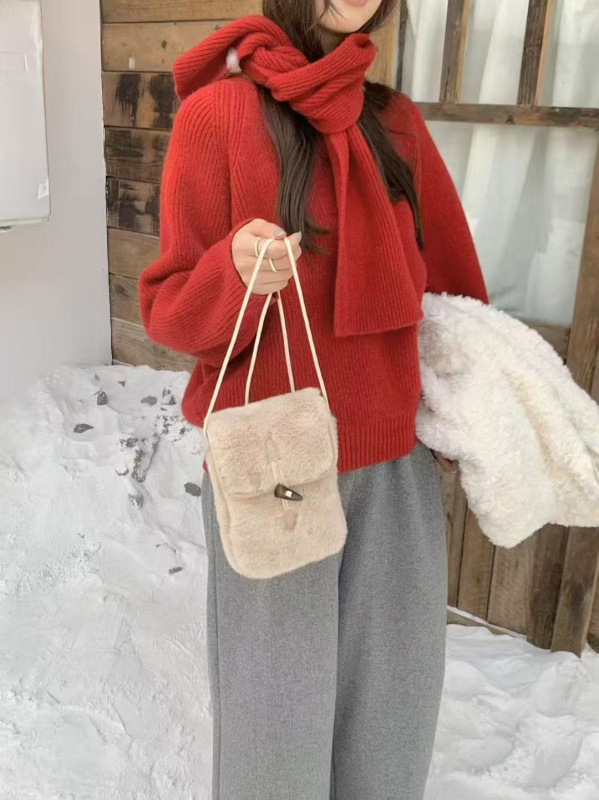 Plushová štvorcová taška s viečkom, zvislého tvaru, zapínanie háčikom, Oxford podšívka, jednoriamenný popruh, na denné nosenie