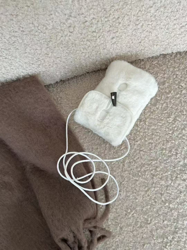 Plushová štvorcová taška s viečkom, zvislého tvaru, zapínanie háčikom, Oxford podšívka, jednoriamenný popruh, na denné nosenie