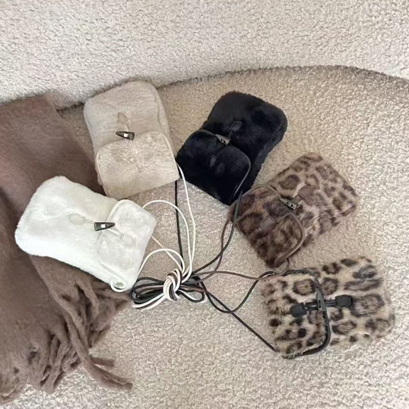 Plushová štvorcová taška s viečkom, zvislého tvaru, zapínanie háčikom, Oxford podšívka, jednoriamenný popruh, na denné nosenie