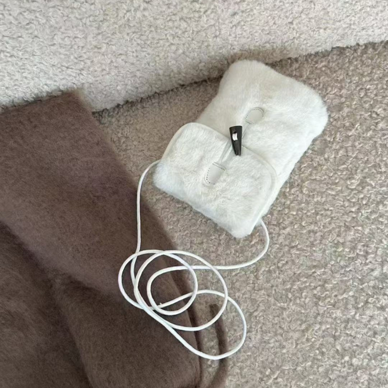 Plushová štvorcová taška s viečkom, zvislého tvaru, zapínanie háčikom, Oxford podšívka, jednoriamenný popruh, na denné nosenie