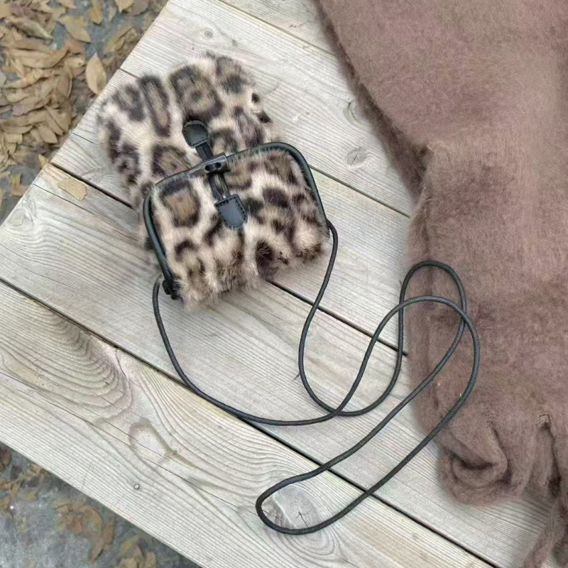 Plushová štvorcová taška s viečkom, zvislého tvaru, zapínanie háčikom, Oxford podšívka, jednoriamenný popruh, na denné nosenie