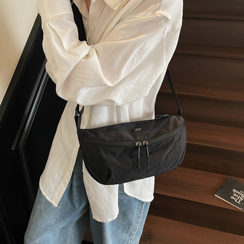 Geantă crossbody cilindrică din Oxford, cu fermoar, căptușeală poliester, primăvara 2025