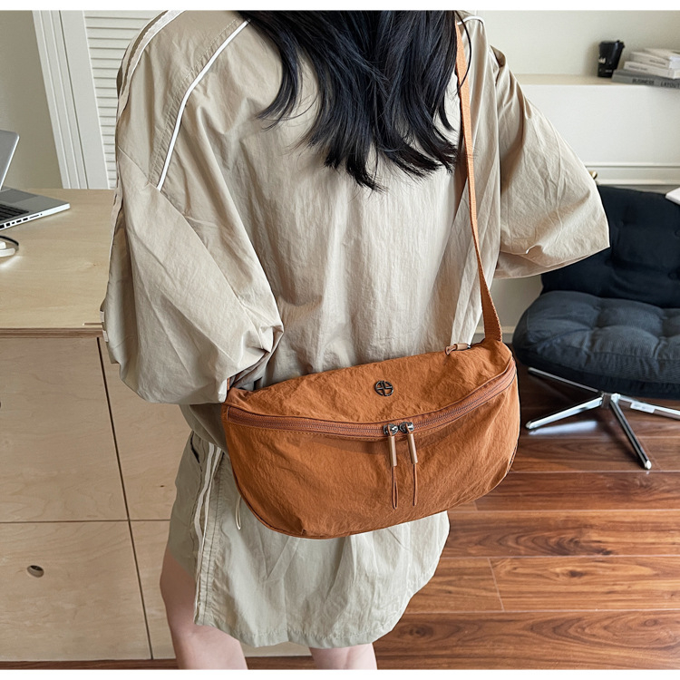 Geantă crossbody cilindrică din Oxford, cu fermoar, căptușeală poliester, primăvara 2025