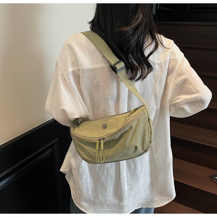 Geantă crossbody cilindrică din Oxford, cu fermoar, căptușeală poliester, primăvara 2025