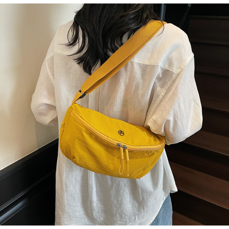 Geantă crossbody cilindrică din Oxford, cu fermoar, căptușeală poliester, primăvara 2025