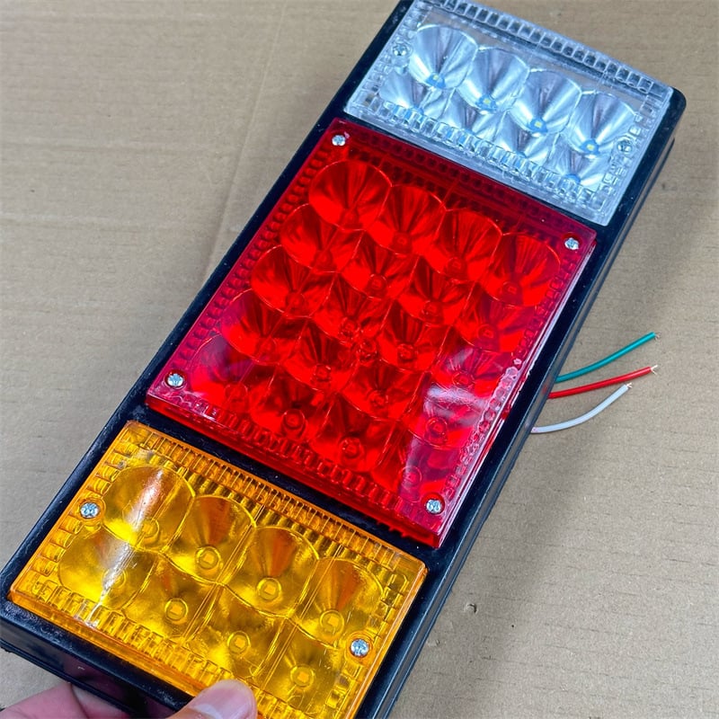 LED задна светлина 140-2, универсална, 12V-24V за тежкотоварни камиони, ремаркета и селскостопански превозни средства