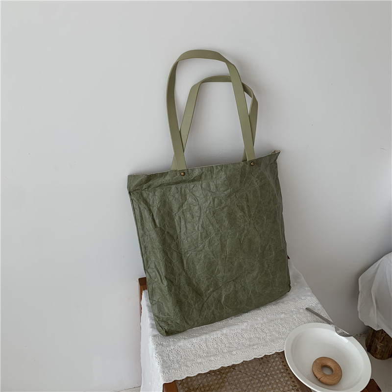 Torbica tote od kraft papira, vertikalna kvadratna silueta, gornje otvaranje, unutarnji džepovi: džep s zatvaračem i džep za telefon