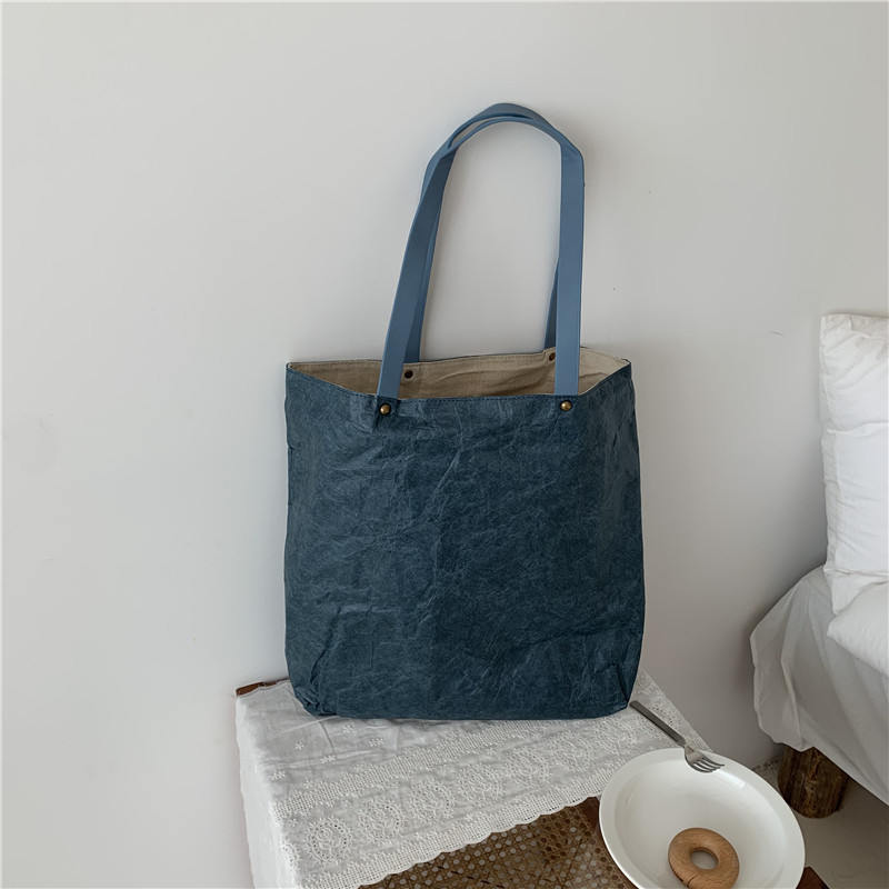 Torbica tote od kraft papira, vertikalna kvadratna silueta, gornje otvaranje, unutarnji džepovi: džep s zatvaračem i džep za telefon