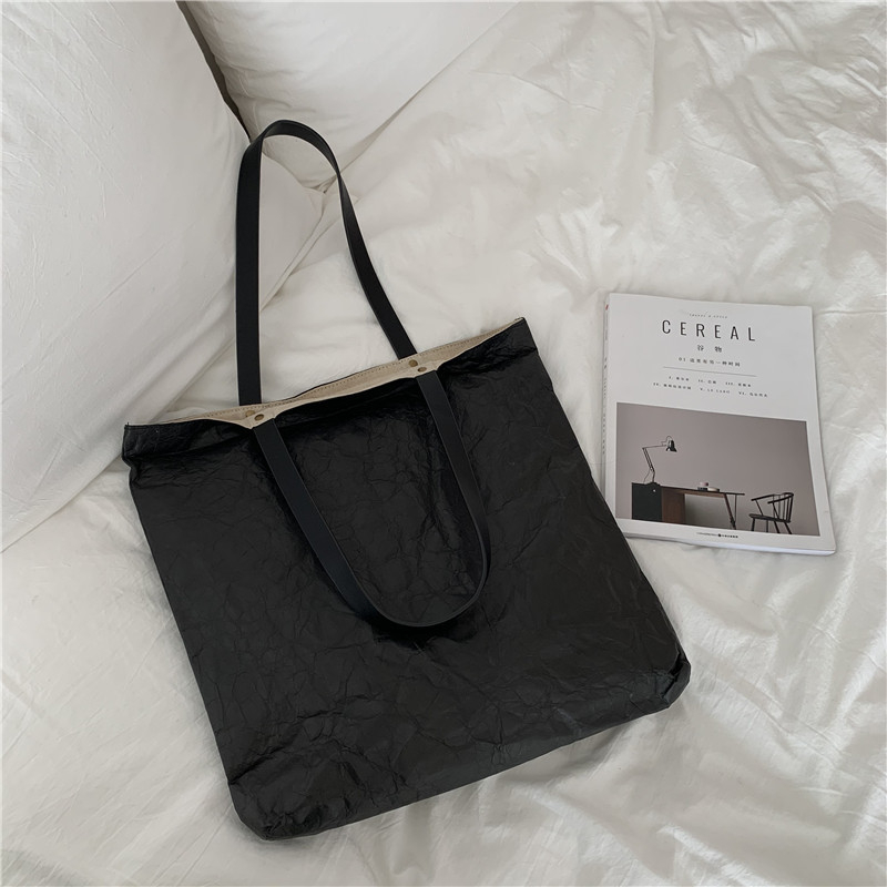 Torbica tote od kraft papira, vertikalna kvadratna silueta, gornje otvaranje, unutarnji džepovi: džep s zatvaračem i džep za telefon