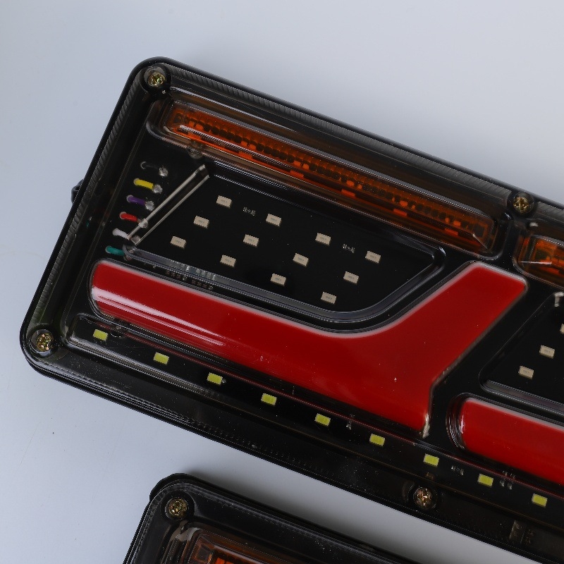 Automobilska stražnja svjetla s LED svjetlom za kočenje i skretanje u obliku slova 7, visok signal, mogućnost prilagođene obrade