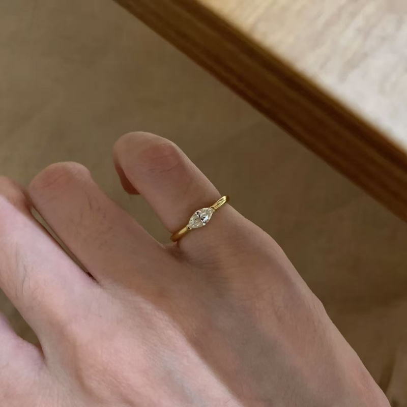 Inel coadă din cupru placat cu aur, formă geometrică, prelucrare diamant, stil marquise, lux discret