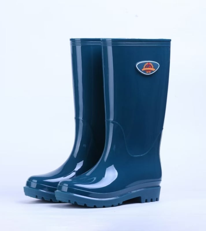 Ženske debele visoke čizme za kišu s PVC gornjim dijelom, visokim nadkoljenim, jednokomponentna lijevana konstrukcija, niski potpetica 1–3 cm, pogodne za sve sezone