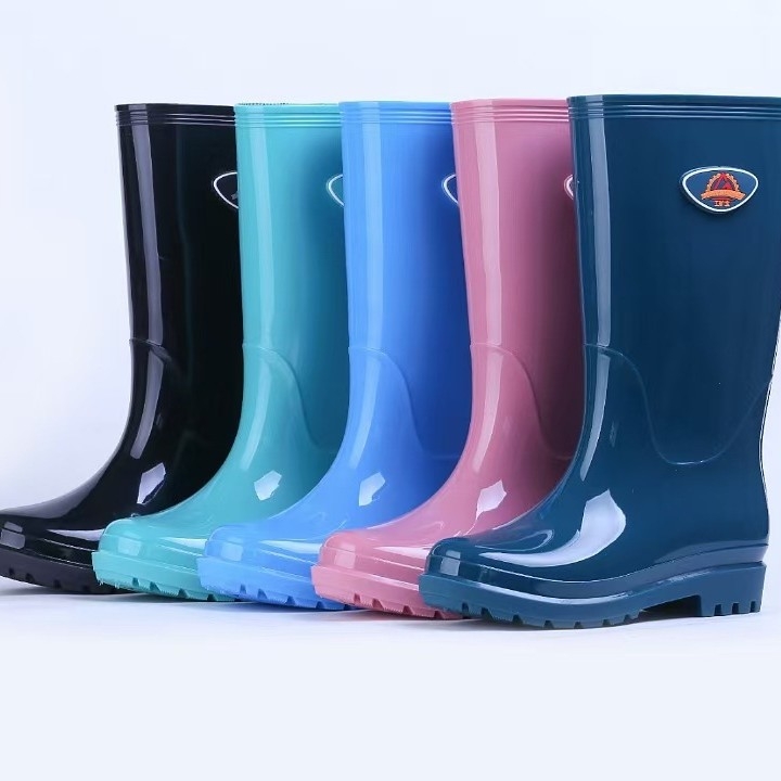 Ženske debele visoke čizme za kišu s PVC gornjim dijelom, visokim nadkoljenim, jednokomponentna lijevana konstrukcija, niski potpetica 1–3 cm, pogodne za sve sezone